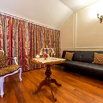 Diplomate Hotel